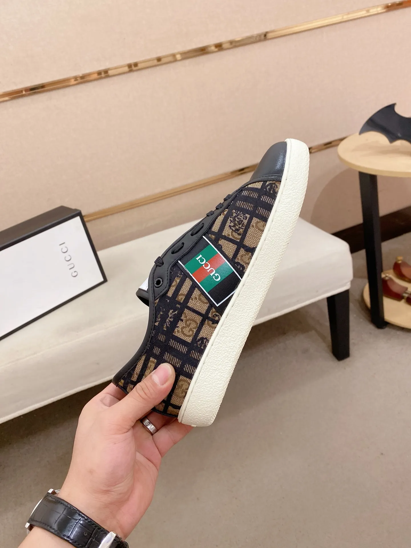 Factory price: 400💰 (GUCCI) The latest model from the official website 🎁🎁Casual and fashionable men's shoes👟, hot style 💥The version is simple and elegant, exclusive for trendy men. Unique official website latest brand elements 👑Gucci original decoration, fashionable and generous, the fabric is original cowhide ✅sheepskin lining, the official website specifies wear-resistant casual outsole, the classic model is taken in kind at the counter🎬38-44 (45 is not returned or exchanged)